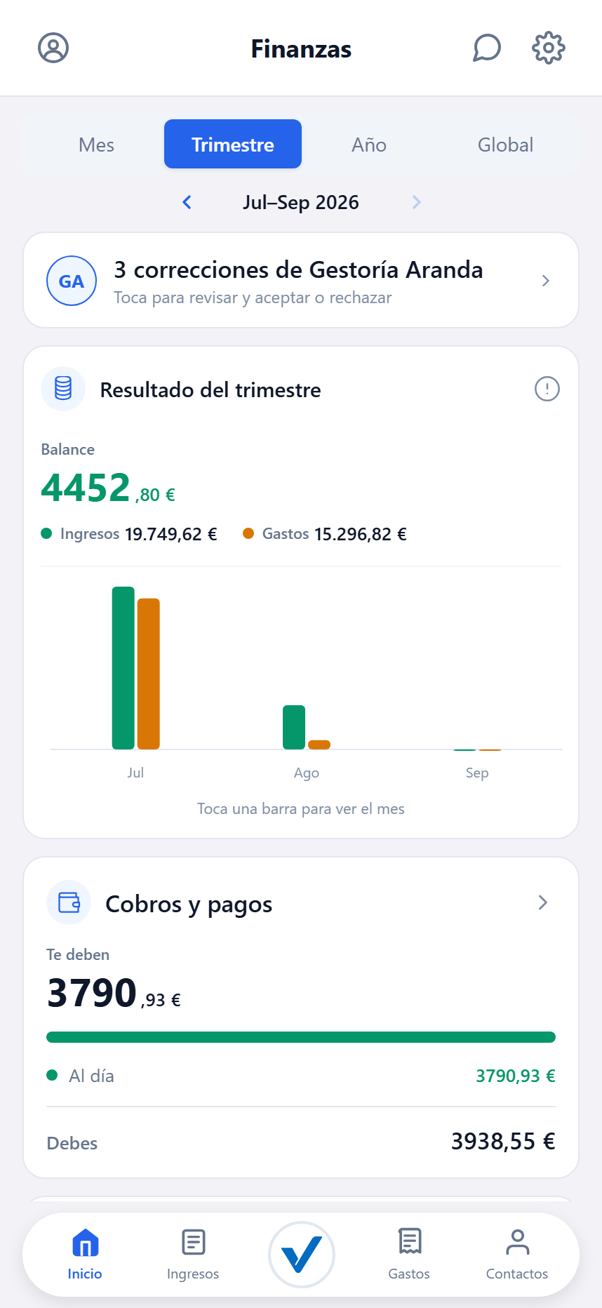 La app de Factumatic en el móvil, con el resultado del trimestre y los cobros pendientes